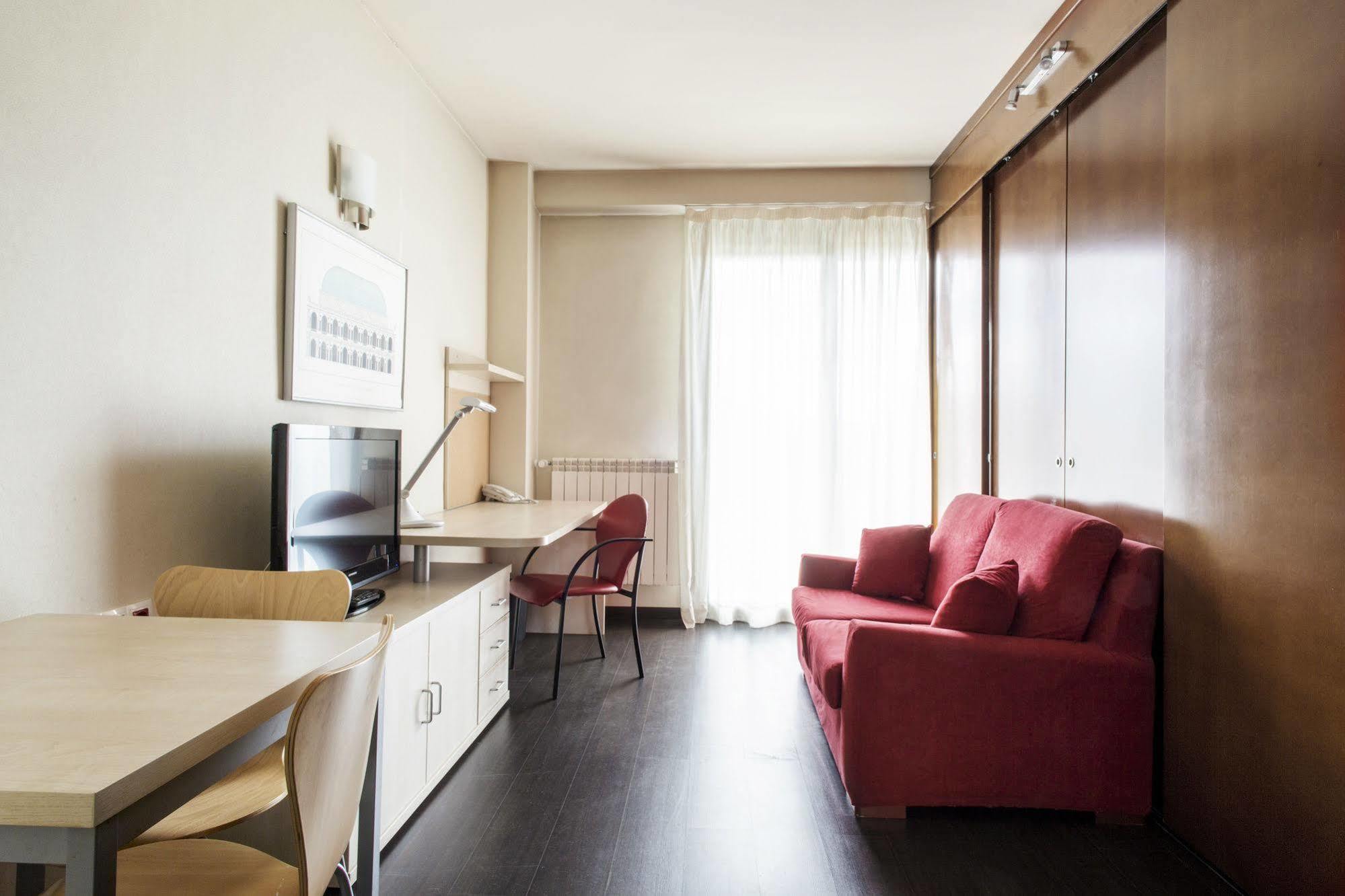 Residencia Universitaria Resa Giner De Los Rios 알칼라데에나레스 외부 사진