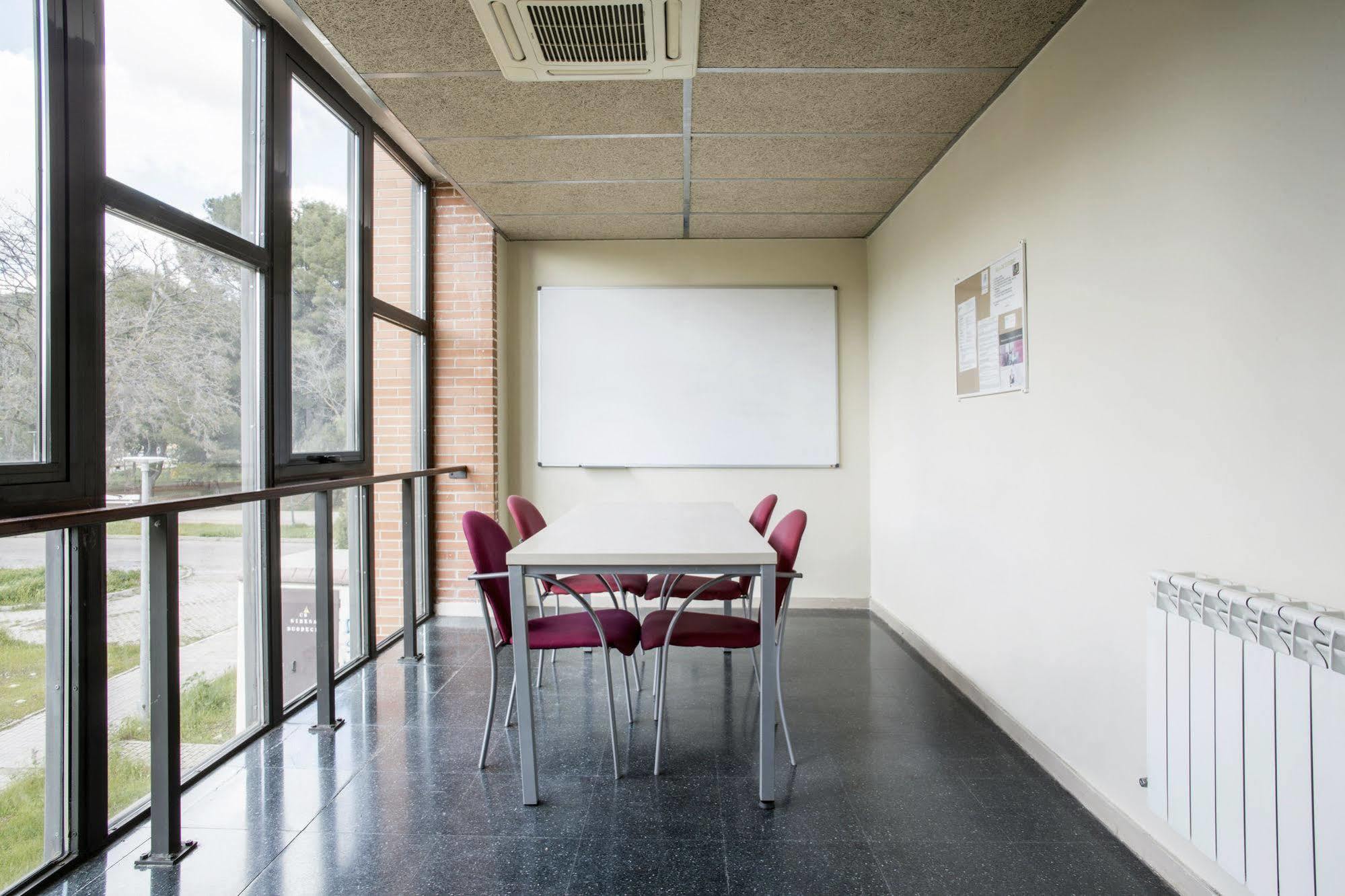 Residencia Universitaria Resa Giner De Los Rios 알칼라데에나레스 외부 사진